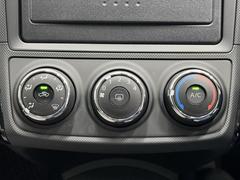 使いやすいレイアウトの空調スイッチ類です。　スイッチも大きく、気温に合わせて直感的に操作できそうですね。操作もしやすく、車内をいつでも快適に保てます。 5