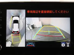 パノラミックビューモニターシステムが付いているので車の上から見た映像が確認できますよ。　一目で車両周辺の情報を確認できますが、直接安全をご確認下さい。 6