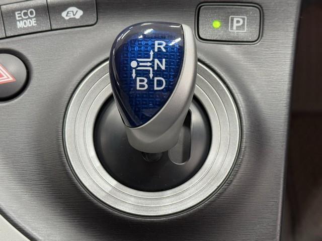 プリウス Ｇツーリングセレクション　Ｒカメラ　ローダウン　地デジフルセグＴＶ　ＡＵＸ　１オーナー　ＬＥＤヘットライト　ＨＤＤナビゲーション　エアコン　セキュリティー　Ｗエアバック　エアバック　ＥＴＣ車載器　キーフリー　パワーウインド（13枚目）