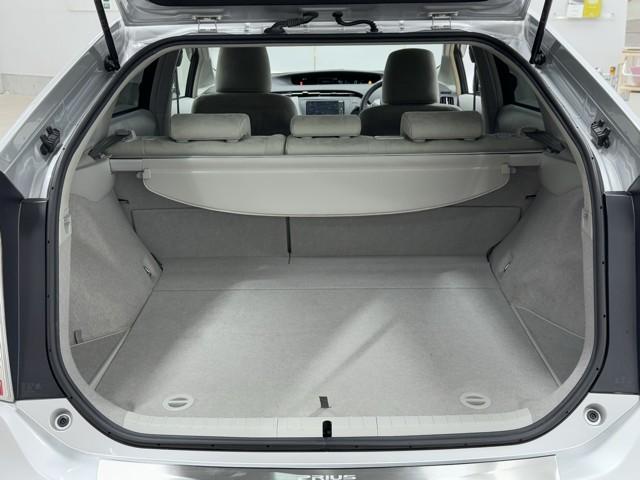 プリウス Ｇツーリングセレクション　Ｒカメラ　ローダウン　地デジフルセグＴＶ　ＡＵＸ　１オーナー　ＬＥＤヘットライト　ＨＤＤナビゲーション　エアコン　セキュリティー　Ｗエアバック　エアバック　ＥＴＣ車載器　キーフリー　パワーウインド（16枚目）