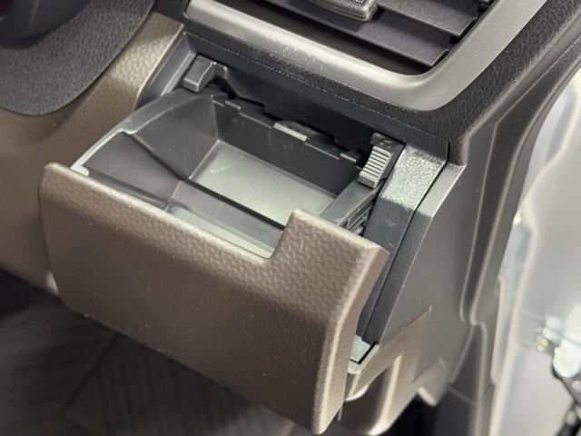 ルーミー Ｇ　追突軽減ブレーキ　パワステ　フルフラット　Ａストップ　ＬＥＤライト　ＴＶ　Ｒカメラ　記録簿付　横滑り防止システム　ドライブレコーダー　エアバック　セキュリティーアラーム　パワーウィンドウ　キーフリー（9枚目）