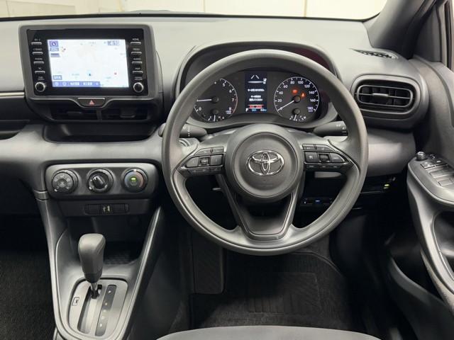 ヤリス Ｘ　被害軽減ブレーキ　Ｂカメラ　ドラレコ付　キーレスエントリー　ワンオーナー　スマートキー＆プッシュスタート　点検記録簿　ミュージックプレイヤー接続可　クルーズコントロール　ＥＴＣ車載器　ＥＳＣ　ＡＢＳ（4枚目）