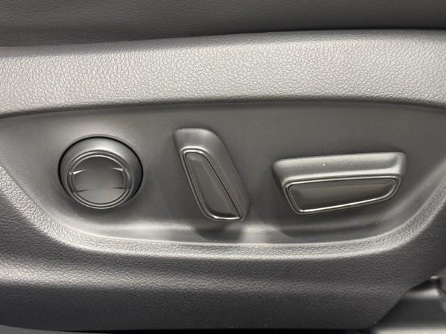 プリウスＰＨＶ Ａプレミアム　ＤＶＤ再生　ＬＥＤライト　点検記録簿　横滑り防止機能　黒革シート　イモビライザー　ＥＴＣ　Ｂカメラ　パワステ　オートエアコン　ドラレコ　ＡＣ１００Ｖ電源　１オーナー　パワーウィンドウ　アルミ　ＡＢＳ（17枚目）