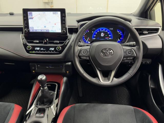 シックな色使いの運転席周りですね。すっきりとしたデザインで上品な色使いです。居心地の良い運転席、長く座ってられるリラックスできるデザインがいいですね。