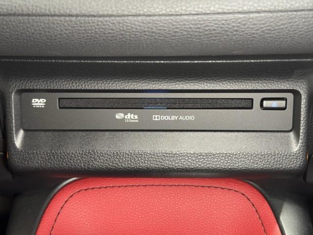 使い易いＣＤが再生できるステレオは音質も良好です！　長時間のドライブもお気に入りの音楽が有れば楽しくドライブできちゃいますね。　でも、安全の為にも音量は控えめに。