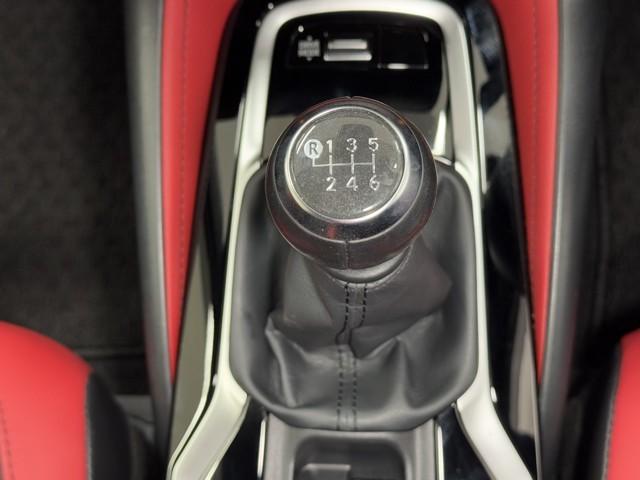 親しみやすいシフトです。　坂道や信号の多い日本では操作が簡単でいいです。　シフトチェンジしやすい所に考えられて配置されているので操作し易いですよ。