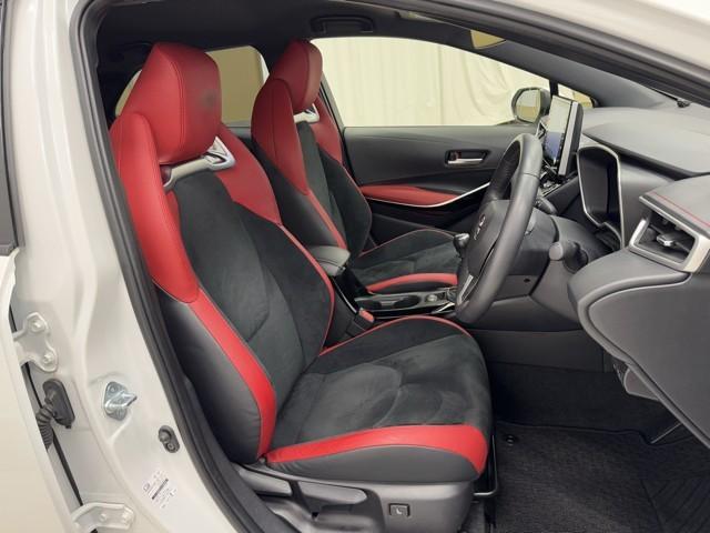 高めのヒップポイントのゆったりとしたシートです。　足腰に負担が掛かる乗り降りが楽になりますよ。　快適なドライブを楽しむ為にも長く座っていられるシートがいいですね。