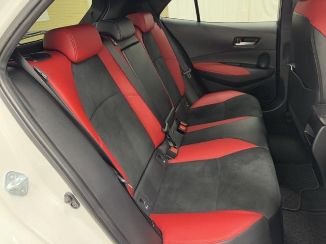足元広々の座り心地良好、後席ですよ。　ドライビング中、長い間同じ体勢で居るのって大変ですよね。　長く座っているものだから、リラックスできるシートがいいですよね。