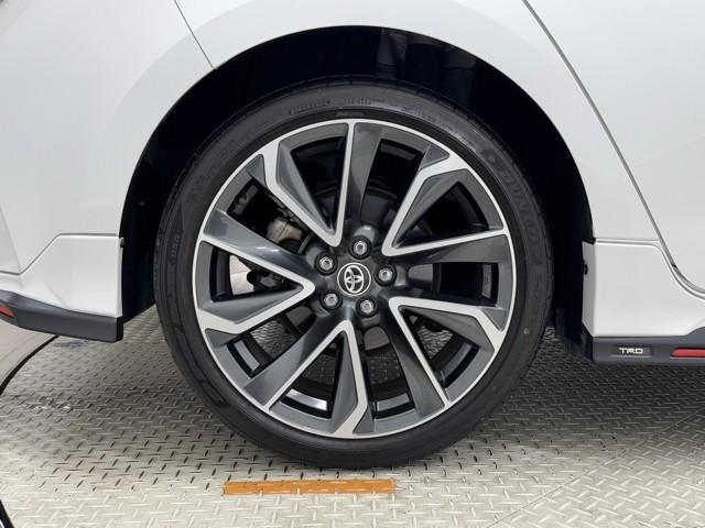 アルミホイールです。　路面に力を伝えるホイール部分は特に目立ちますよね。　ホイールひとつで車のイメージも大きく変わりますね。