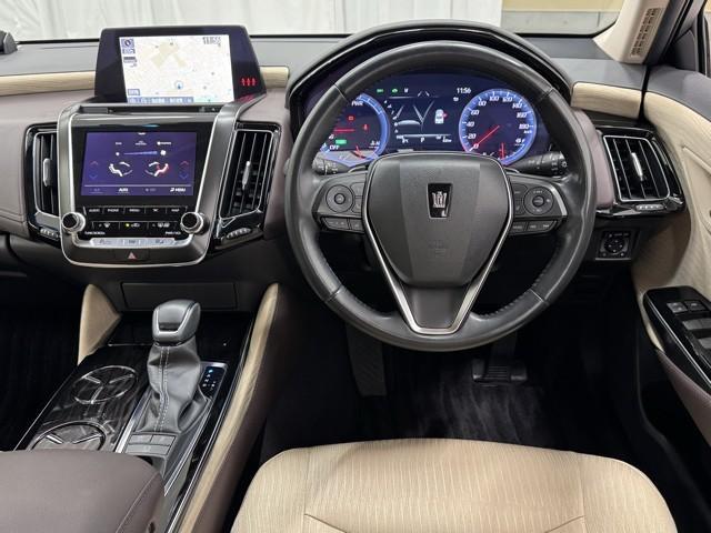 クラウンハイブリッド Ｓ　Ｃパッケージ　ブルートゥース　ＵＳＢ　パノラミックＭ　ＨＵＤ　衝突軽減Ｂ　盗難防止システム　エアバッグ　クルコン　Ｂカメラ　ＬＥＤヘッドライト　フルセグＴＶ　ＡＣ１００Ｖ電源　パワーシート　ＥＴＣ付　アルミ（4枚目）