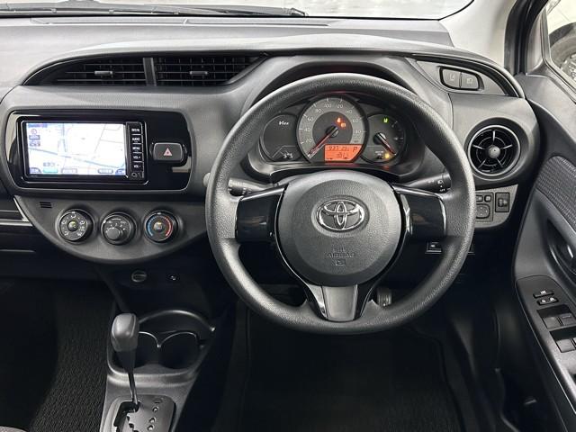 ヴィッツ Ｆ　キーレスリモコン　バックガイドモニター　デュアルエアバック　衝突軽減装置　運転席エアバッグ　ドラレコ付　１オーナー　イモビライザー　ワンセグテレビ　パワーウインドウ　ＥＳＣ　パワステ　エアコン　ＡＢＳ（4枚目）