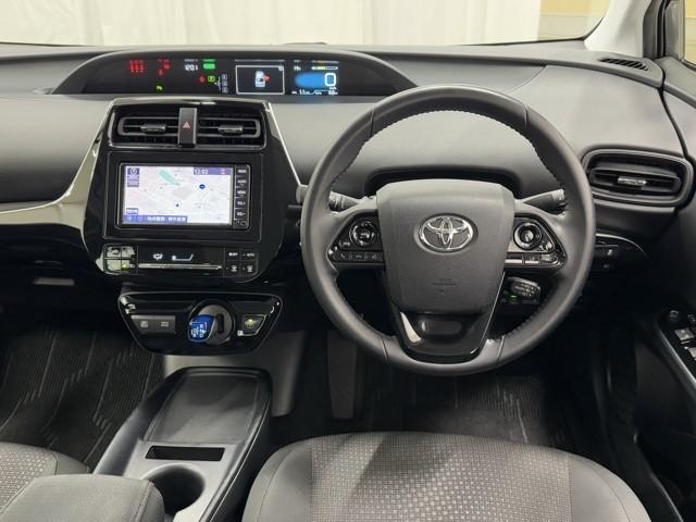 プリウス Ｓ　１００Ｖ　アイスト　ＥＳＣ　スマートキ－　メモリーナビゲーション　ＬＥＤヘッドライト　ＥＴＣ車載器　フルオートエアコン　クルーズコントロール　エアバッグ　イモビ　パワーウインドウ　ＰＳ　ＴＶナビ　ＡＷ（4枚目）