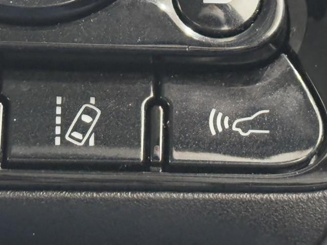 プリウス Ｓ　１００Ｖ　アイスト　ＥＳＣ　スマートキ－　メモリーナビゲーション　ＬＥＤヘッドライト　ＥＴＣ車載器　フルオートエアコン　クルーズコントロール　エアバッグ　イモビ　パワーウインドウ　ＰＳ　ＴＶナビ　ＡＷ（12枚目）