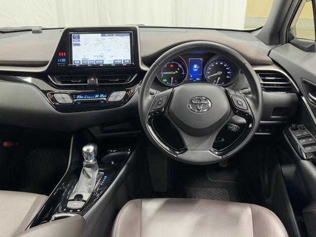 Ｃ－ＨＲ Ｇ　ハーフ革　ＴＳＳ　アイドルストップ　ＤＶＤ再生可　定期点検記録簿　ＬＥＤヘッド　バックモニタ　イモビライザー　ナビ＆ＴＶ　ＥＴＣ付　キーフリーシステム　スマキー　横滑り防止機能　クルーズＣ　エアバッグ（4枚目）