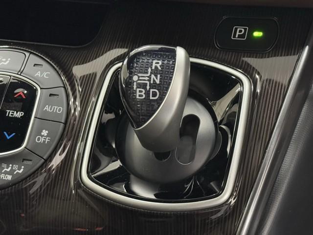 エスクァイア ハイブリッドＧｉ　プレミアムパッケージ　衝突被害軽減　ＬＥＤライト　１オナ　Ｂカメラ　クルコン　スマートキー　メモリナビ　ナビ＆ＴＶ　キーレス　盗難防止装置　ＡＢＳ　３列シート　ＥＴＣ　記録簿有　アルミ　メディアプレイヤー接続　両自動ドア（11枚目）