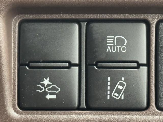 エスクァイア ハイブリッドＧｉ　プレミアムパッケージ　衝突被害軽減　ＬＥＤライト　１オナ　Ｂカメラ　クルコン　スマートキー　メモリナビ　ナビ＆ＴＶ　キーレス　盗難防止装置　ＡＢＳ　３列シート　ＥＴＣ　記録簿有　アルミ　メディアプレイヤー接続　両自動ドア（12枚目）