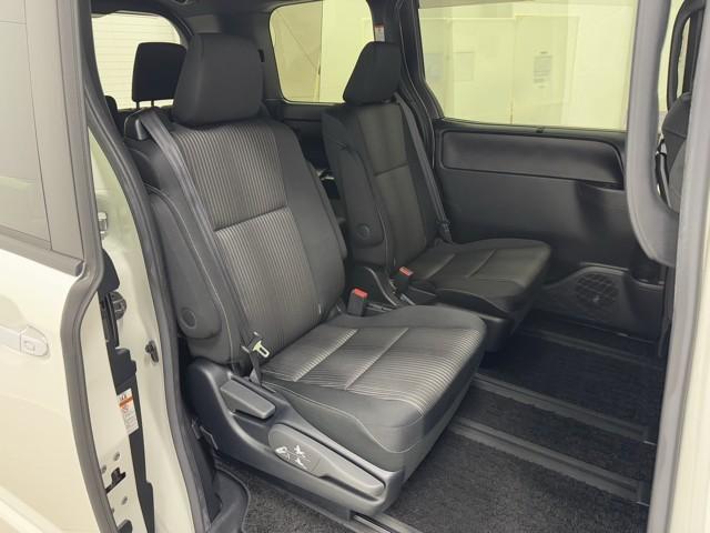 ヴォクシー ハイブリッドZS 煌II 電動両側スライドドア ドライブレコーダ パワーステアリング DVD再生可 リアクーラー スマキー 地デジTV AUX 横滑防止 1オーナー 点検記録簿 Wエアバック AAC LEDランプ エアバッグ(18枚目)