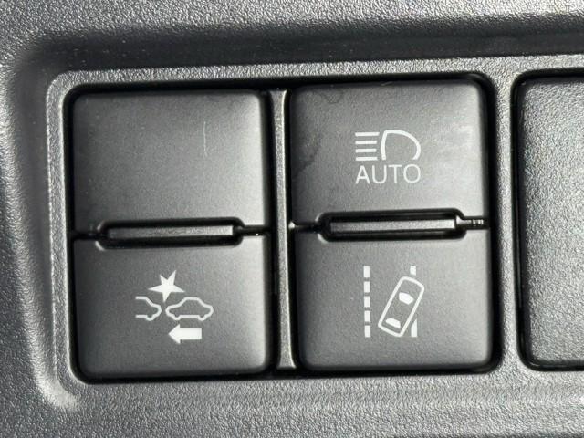 ノア G LEDライト 点検記録簿 TSS ワンセグ 両側PSD ETC車載器 オートエアコン デュアルエアバック ナビTV エアバッグ キーレス アルミホイール 盗難防止装置 メモリーナビ 横滑り防止 ABS(11枚目)