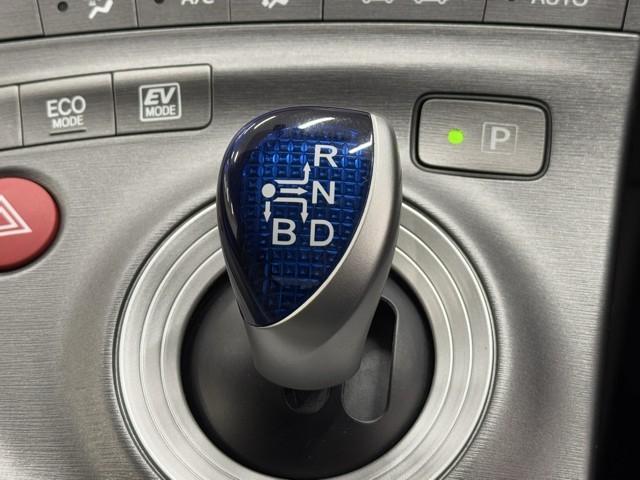 プリウス Ｇ　Ａストップ　ＡＣ１００Ｖ電源　１オーナー車　Ｒカメラ　スマ－トキ－　ＡＵＸ　パワーステアリング　エアバック　ナビ＆ＴＶ　電動パワーシート　サイドエアバック　ＡＡＣ　整備記録簿　クルコン　ＥＴＣ付　ＡＷ（12枚目）