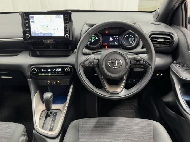 ヤリス ハイブリッドＺ　ＰＣＳ　整備記録簿　Ｂカメラ　アイドリングストップ車　ドラレコ付　ナビ付　ＬＥＤランプ　スマキー　ＥＴＣ付き　メディアプレイヤー接続　ＶＳＣ　パワステ　クルコン　カーテンエアバック　キーフリー　ＡＢＳ（4枚目）