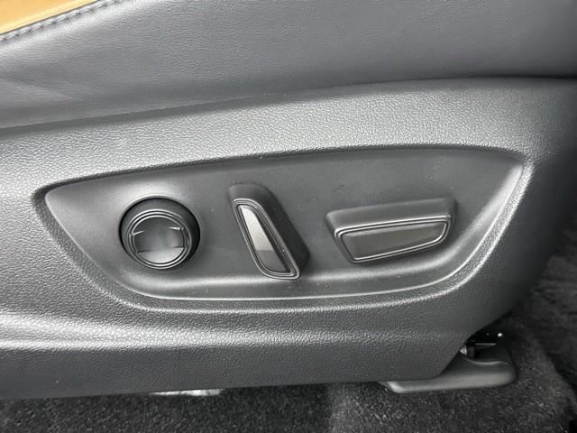 クラウンクロスオーバー ＲＳアドバンスド　衝突回避　サンル－フ　オートクルーズコントロール　横滑り防止　フルセグＴＶ　パワーシート　レザーシート　ＬＥＤ　アルミホイール　ＡＣ１００Ｖ　スマートキー　ナビ＆ＴＶ　ＡＢＳ　フルオートエアコン（15枚目）