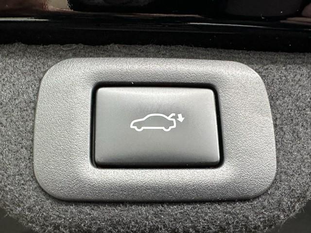 クラウンクロスオーバー ＲＳアドバンスド　衝突回避　サンル－フ　オートクルーズコントロール　横滑り防止　フルセグＴＶ　パワーシート　レザーシート　ＬＥＤ　アルミホイール　ＡＣ１００Ｖ　スマートキー　ナビ＆ＴＶ　ＡＢＳ　フルオートエアコン（19枚目）