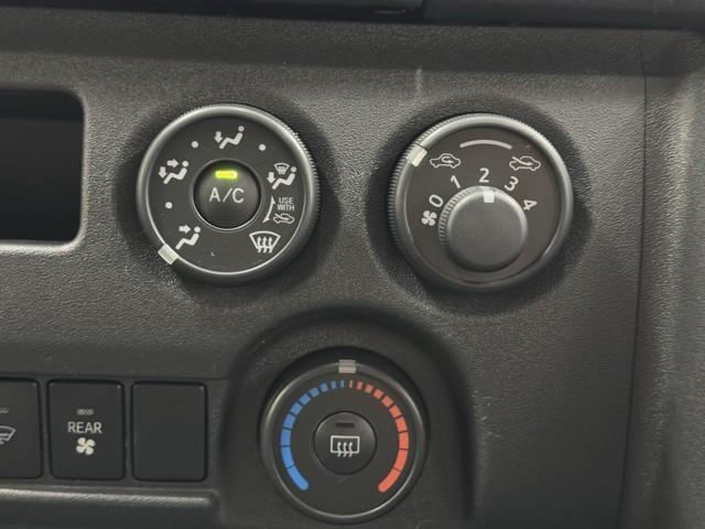 ハイエースバン ＤＸ　ＧＬパッケージ　ＬＥＤヘッドライト　キーレス　フルセグＴＶ　寒冷地仕様　４ＷＤ　パワーウィンドウ　１００Ｖ電源　エアコン　ドラレコ　ナビＴＶ　バックカメラ付　パワステ　ＤＶＤ　ＥＴＣ車載器（11枚目）