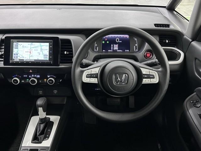 フィット ベーシック　メモリナビ　衝突軽減　ＡＵＸ　ドラレコ　ＶＳＡ　オートエアコン　ＥＴＣ車載器　イモビライザー　クルーズコントロール　スマートキー　パワーステアリング　キーレス　パワーウインドウ　運転席助手席エアバック（4枚目）