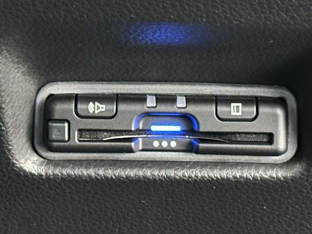 フィット ベーシック　メモリナビ　衝突軽減　ＡＵＸ　ドラレコ　ＶＳＡ　オートエアコン　ＥＴＣ車載器　イモビライザー　クルーズコントロール　スマートキー　パワーステアリング　キーレス　パワーウインドウ　運転席助手席エアバック（8枚目）