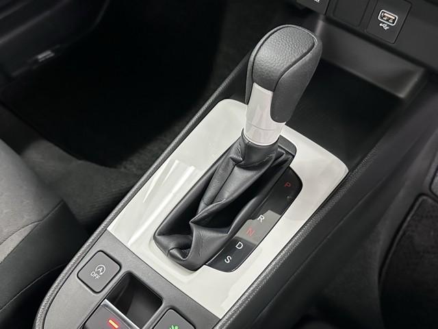 フィット ベーシック　メモリナビ　衝突軽減　ＡＵＸ　ドラレコ　ＶＳＡ　オートエアコン　ＥＴＣ車載器　イモビライザー　クルーズコントロール　スマートキー　パワーステアリング　キーレス　パワーウインドウ　運転席助手席エアバック（11枚目）