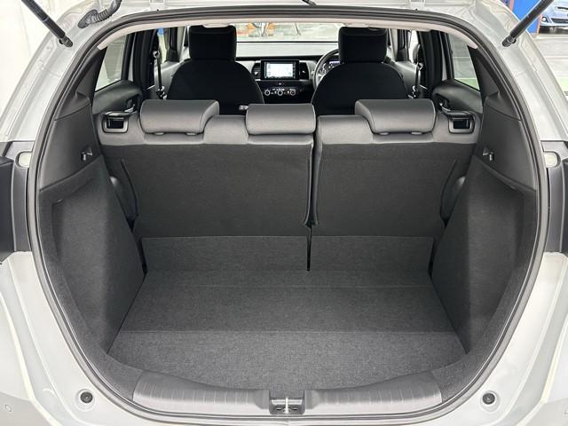 フィット ベーシック　メモリナビ　衝突軽減　ＡＵＸ　ドラレコ　ＶＳＡ　オートエアコン　ＥＴＣ車載器　イモビライザー　クルーズコントロール　スマートキー　パワーステアリング　キーレス　パワーウインドウ　運転席助手席エアバック（18枚目）