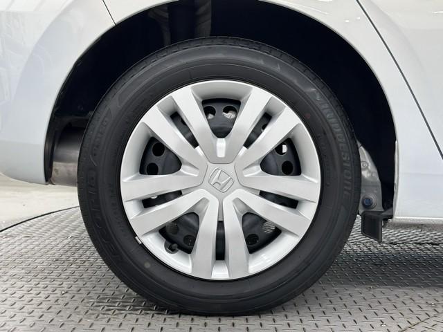 フィット ベーシック　メモリナビ　衝突軽減　ＡＵＸ　ドラレコ　ＶＳＡ　オートエアコン　ＥＴＣ車載器　イモビライザー　クルーズコントロール　スマートキー　パワーステアリング　キーレス　パワーウインドウ　運転席助手席エアバック（19枚目）