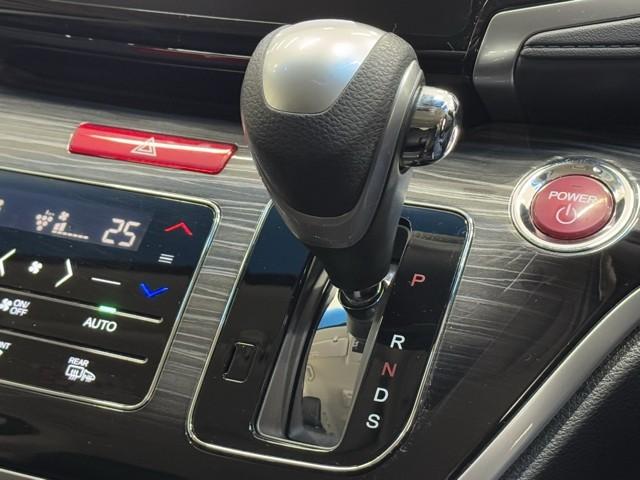 オデッセイハイブリッド アブソル　ホンダＥＸ　両側自動スライドドア　盗難防止　キーレス　サイドエアバッグ　エコモード　ＤＶＤ再生可　ＶＳＡ　ミュージックプレイヤー接続可　オートクルーズコントロール　スマキー　リアエアコン　３列シート　ＬＥＤライト（12枚目）