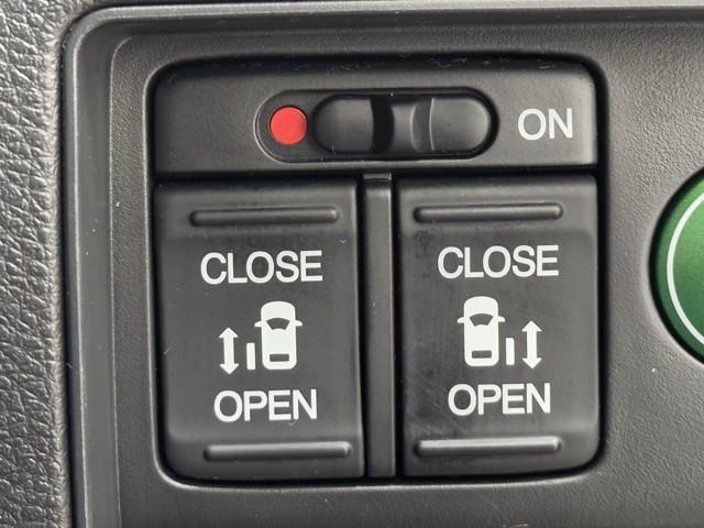 オデッセイハイブリッド アブソル　ホンダＥＸ　両側自動スライドドア　盗難防止　キーレス　サイドエアバッグ　エコモード　ＤＶＤ再生可　ＶＳＡ　ミュージックプレイヤー接続可　オートクルーズコントロール　スマキー　リアエアコン　３列シート　ＬＥＤライト（14枚目）