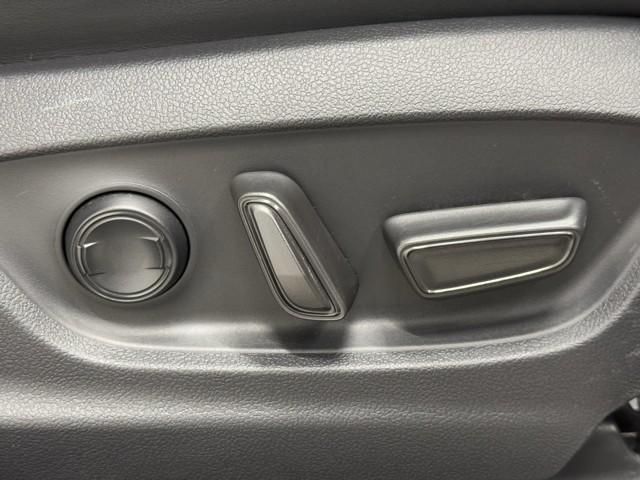 クラウンクロスオーバー Ｇレザーパッケージ　クルーズコントロール　パワーシート　バックモニター　記録簿　ＬＥＤヘッドランプ　レザーシート　ドラレコ　ＥＴＣ　１００Ｖ電源　フルセグＴＶ　４ＷＤ　スマートキー　盗難防止装置　キーレス　ＡＢＳ（14枚目）