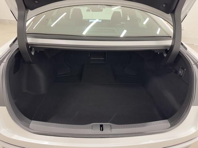 クラウンクロスオーバー Ｇレザーパッケージ　クルーズコントロール　パワーシート　バックモニター　記録簿　ＬＥＤヘッドランプ　レザーシート　ドラレコ　ＥＴＣ　１００Ｖ電源　フルセグＴＶ　４ＷＤ　スマートキー　盗難防止装置　キーレス　ＡＢＳ（16枚目）