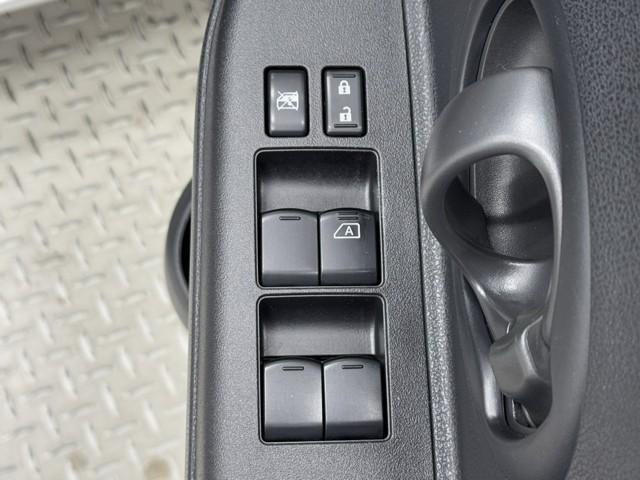 マーチ １２Ｘ　ＤＶＤ再生　後カメラ　ＥＴＣ車載器　イモビ　スマートキープッシュスタート　アイストップ　ナビＴＶ　記録簿付き　運転席助手席エアバック　パワーウインド　パワステ　ＡＢＳ　キーレスエントリー　メモリーナビ（12枚目）