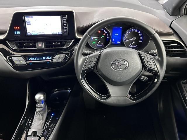 Ｃ－ＨＲ Ｇ　ハーフ革　ＴＳＳ　ワンオナ　アイドルストップ　定期点検記録簿　ＬＥＤヘッド　バックモニタ　イモビライザー　ナビ＆ＴＶ　ＥＴＣ付　キーフリーシステム　スマキー　横滑り防止機能　クルーズＣ　ワンセグＴＶ（4枚目）