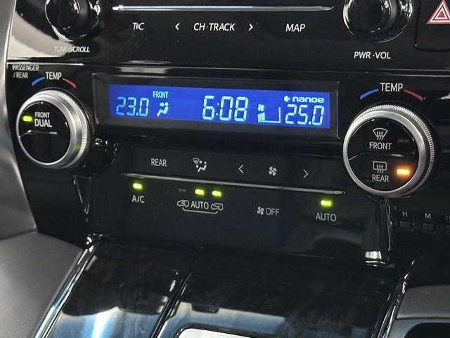 オートエアコン付きなので一度、気温を設定すれば自動的に過ごし易い温度に調整してくれますよ。　車内をいつでも快適空間にしてくれます。