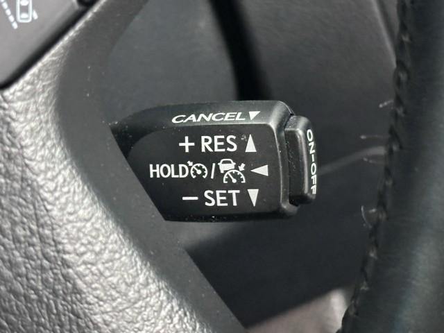 クルーズコントロール機能が付いています。　速度を設定するとアクセルを踏まなくても一定の速度で走ることができます。　　高速道路ではとても便利な装置なんです。