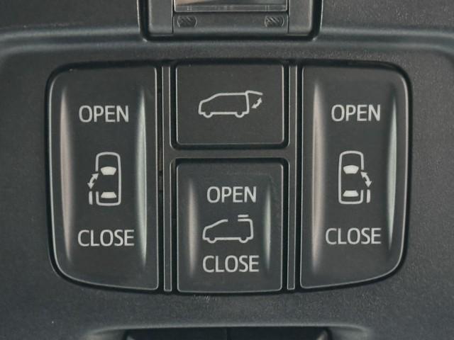 パワースライドドア装備で乗降りラクラク！　開閉もスイッチ一つでワンタッチですよ。　お子様やお年寄りの方も安心してお乗りできます。　坂道で開閉が重くなってしまう時に便利ですよ。