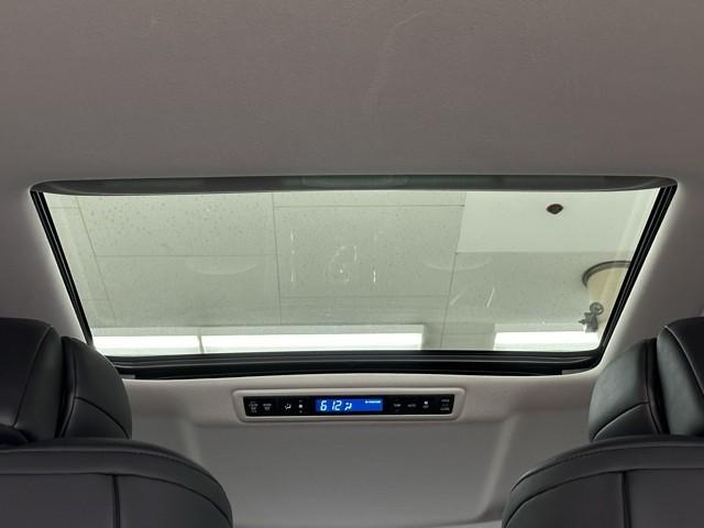 明るさが室内に溢れるムーンルーフですね。　暗い車内でも外の天候関係なく明るい光を取り入れることが出来ますね。　気持ちよくドライビングできますよ。