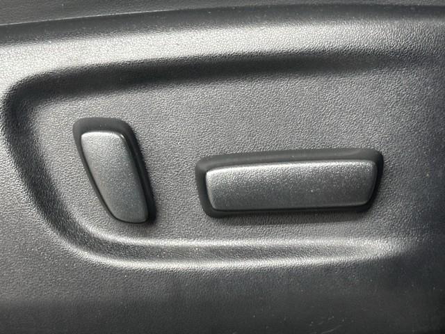 スイッチ一つでシート調整可能な電動パワーシートです。　細かい調整ができるので、何時でも思い通りのポジションが取れますね。