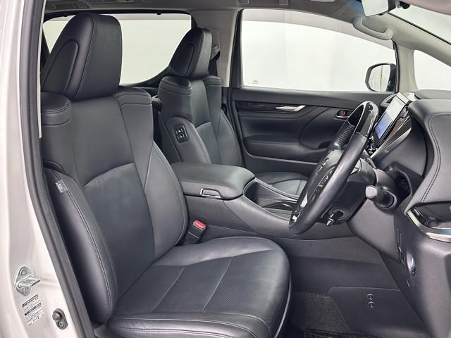 シンプルながら座り心地の良いシートです。　ホールド感も良いので長いドライビングでも疲れにくいんです。