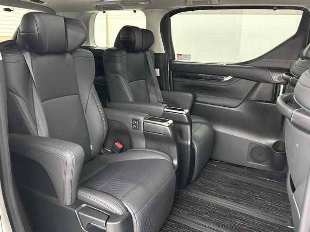 足元広々の座り心地良好、後席ですよ。　ドライビング中、長い間同じ体勢で居るのって大変ですよね。　長く座っているものだから、リラックスできるシートがいいですよね。