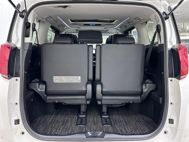 とても広々、大きな開口部の荷室スペースですね。　開口部広々だから、大きな荷物も楽々収納出来ちゃいますね。　荷物スペースは広いほうがいいですよね。