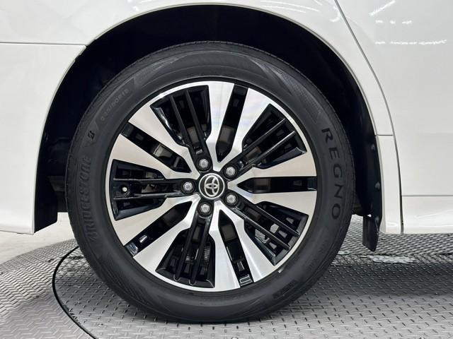 アルミホイールです。　路面に力を伝えるホイール部分は特に目立ちますよね。　ホイールひとつで車のイメージも大きく変わりますね。