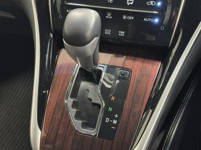 ハリアー プレミアム　アドバンスドパッケージ　Ｐシート　定期点検記録簿　クルーズコントロール　地デジＴＶ　横滑防止装置　ＬＥＤライト　ナビＴＶ　ＡＢＳ　ドライブレコーダー　パワーステアリング　Ｂカメラ　パワーウィンドウ　スマートキー　エアバッグ（12枚目）