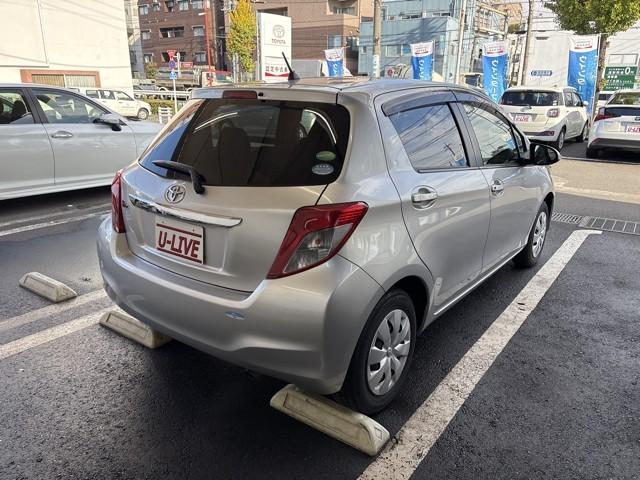 ヴィッツ Ｆ　スマイルエディション　スマートキー・プッシュスタート　整備点検記録簿　ワンセグＴＶ　運転席助手席エアバッグ　ＡＵＸ接続　パワステ　盗難防止システム　ナビＴＶ　メモリーナビ　ワンオーナー　パワーウィンドウ　オートエアコン（5枚目）