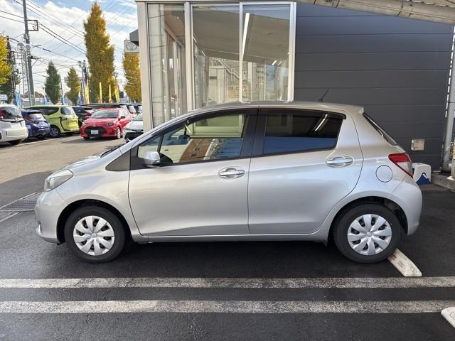 ヴィッツ Ｆ　スマイルエディション　スマートキー・プッシュスタート　整備点検記録簿　ワンセグＴＶ　運転席助手席エアバッグ　ＡＵＸ接続　パワステ　盗難防止システム　ナビＴＶ　メモリーナビ　ワンオーナー　パワーウィンドウ　オートエアコン（6枚目）